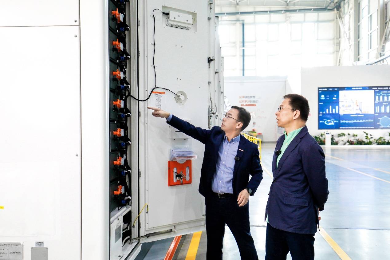 解码新能源黑科技!《张朝阳的物理课》走进阳光电源