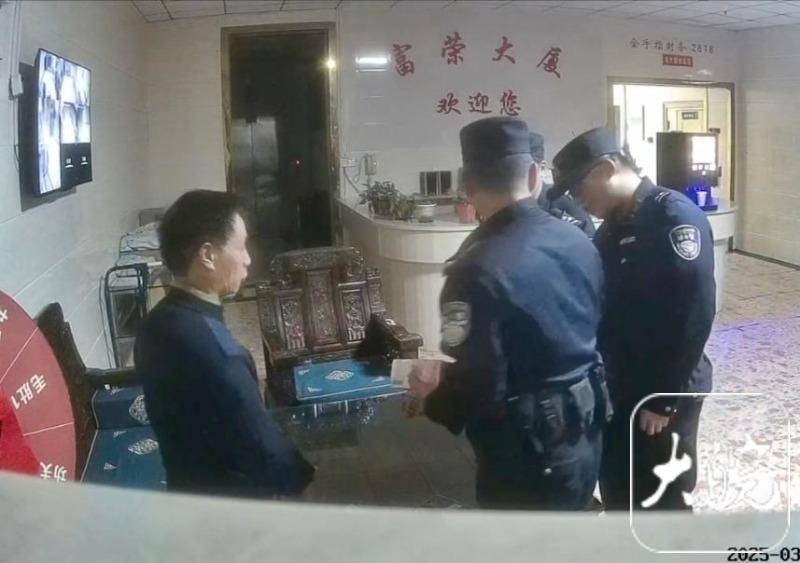 合肥一保洁员在垃圾桶捡到10万元现金后报警:不是自己的钱,再多都不能要