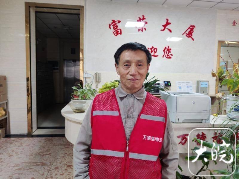 合肥一保洁员在垃圾桶捡到10万元现金后报警:不是自己的钱,再多都不能要