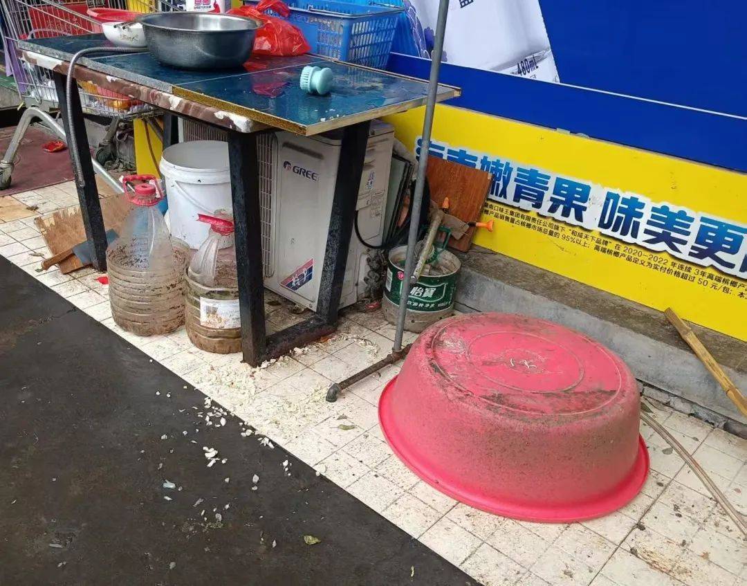 凌晨打鸣到天亮!长沙一小区超市养4只公鸡邻居难入睡,回应:尽快吃掉