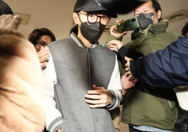 台媒:台北市“精舍命案”侦查终结,台湾艺人李威等10余人被依伤害致死罪起诉