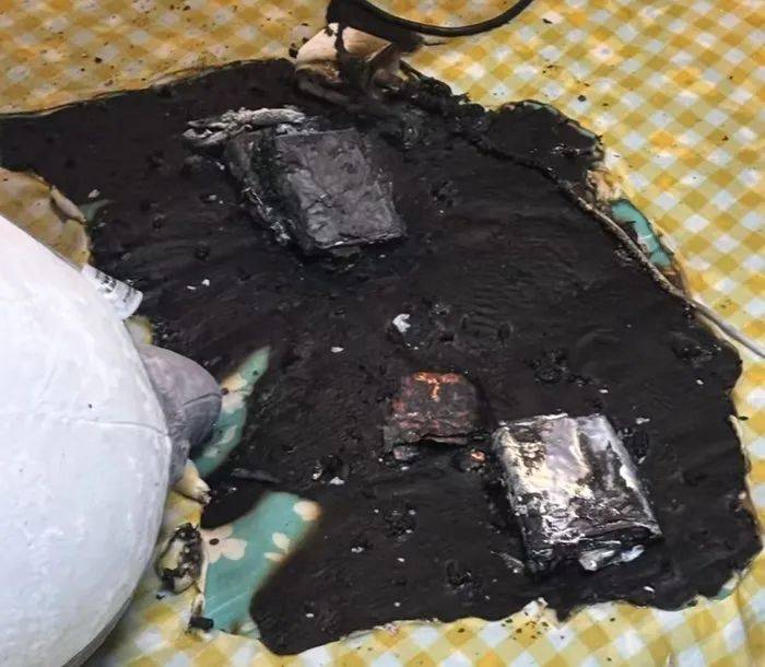 小米充电宝突发自燃并爆炸，火势瞬间烧穿书包，客服回应