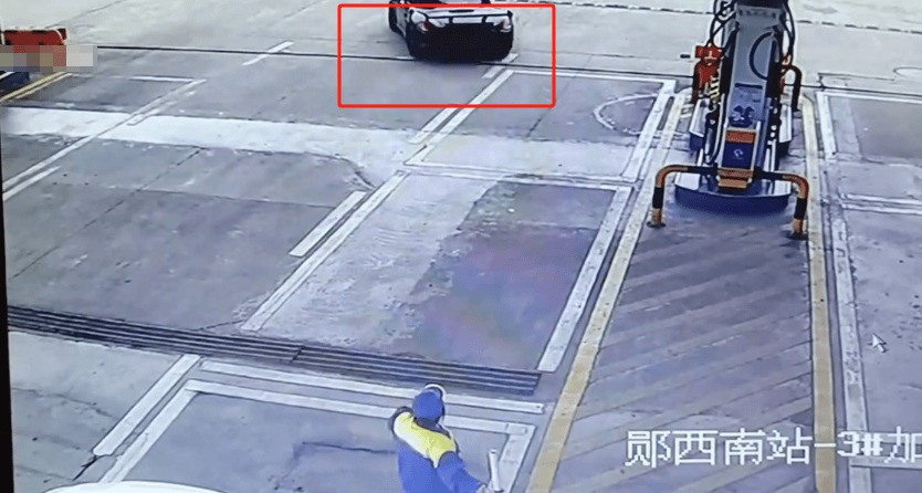 男子开保时捷进高速加油站却逃单，加油站：两省三地警方协助办案，人找到，已经付钱