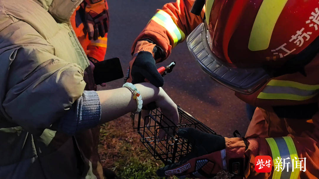 “我不信,我卡进去拿不出来!”女生“不信邪”两次被卡,消防呼吁谨慎玩梗