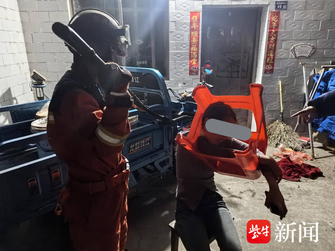 “我不信,我卡进去拿不出来!”女生“不信邪”两次被卡,消防呼吁谨慎玩梗