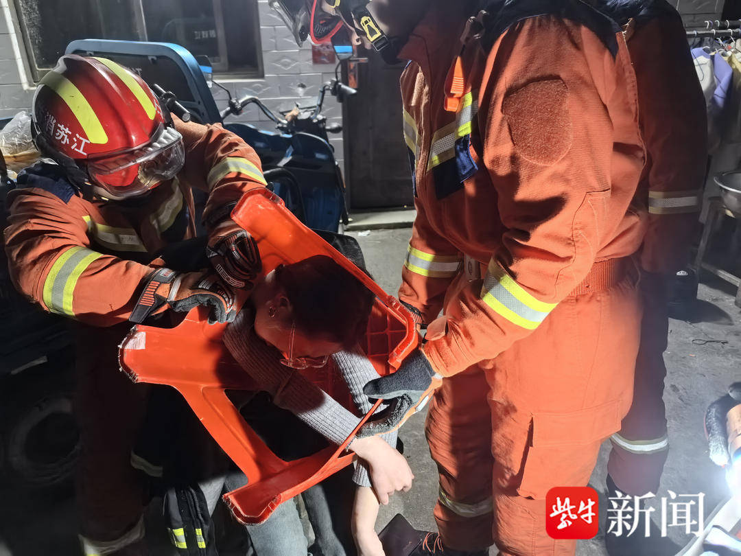 “我不信,我卡进去拿不出来!”女生“不信邪”两次被卡,消防呼吁谨慎玩梗