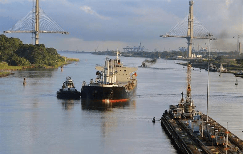 李嘉诚迎当头一棒!190亿还未到手,中方专机抵达巴拿马,信号强烈