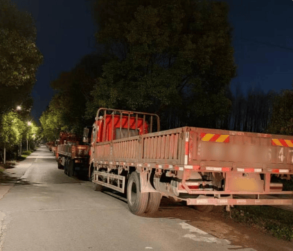 苏州常熟一村道长期被卡车占道 当地回应：已着手疏导