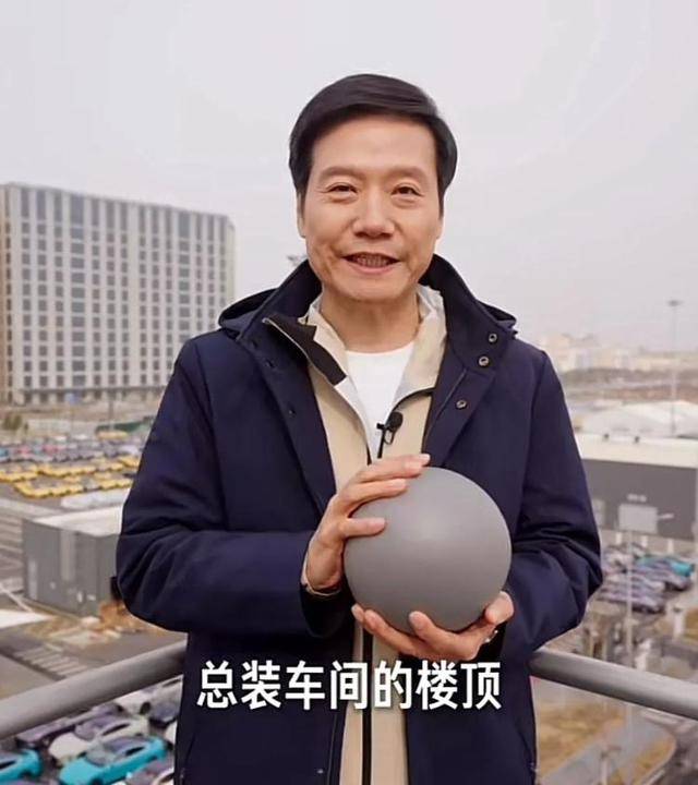 雷军从6楼扔西瓜,展示小米SU7 Ultra“防弹涂层”