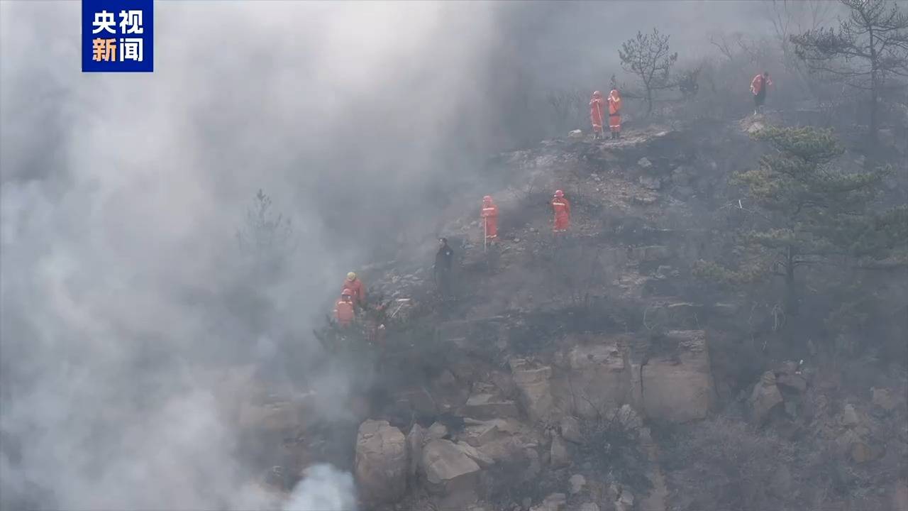 山西阳泉李家山火情:悬崖上用灭火弹扑救零星燃点