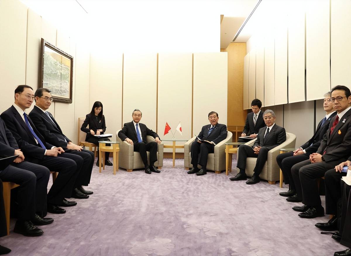 王毅当着石破茂的面谈抗战,苦口婆心谈历史与未来的关系