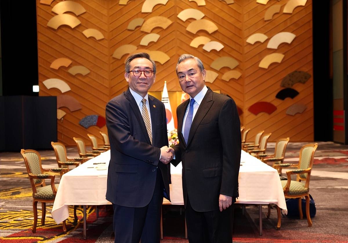 王毅当着石破茂的面谈抗战,苦口婆心谈历史与未来的关系