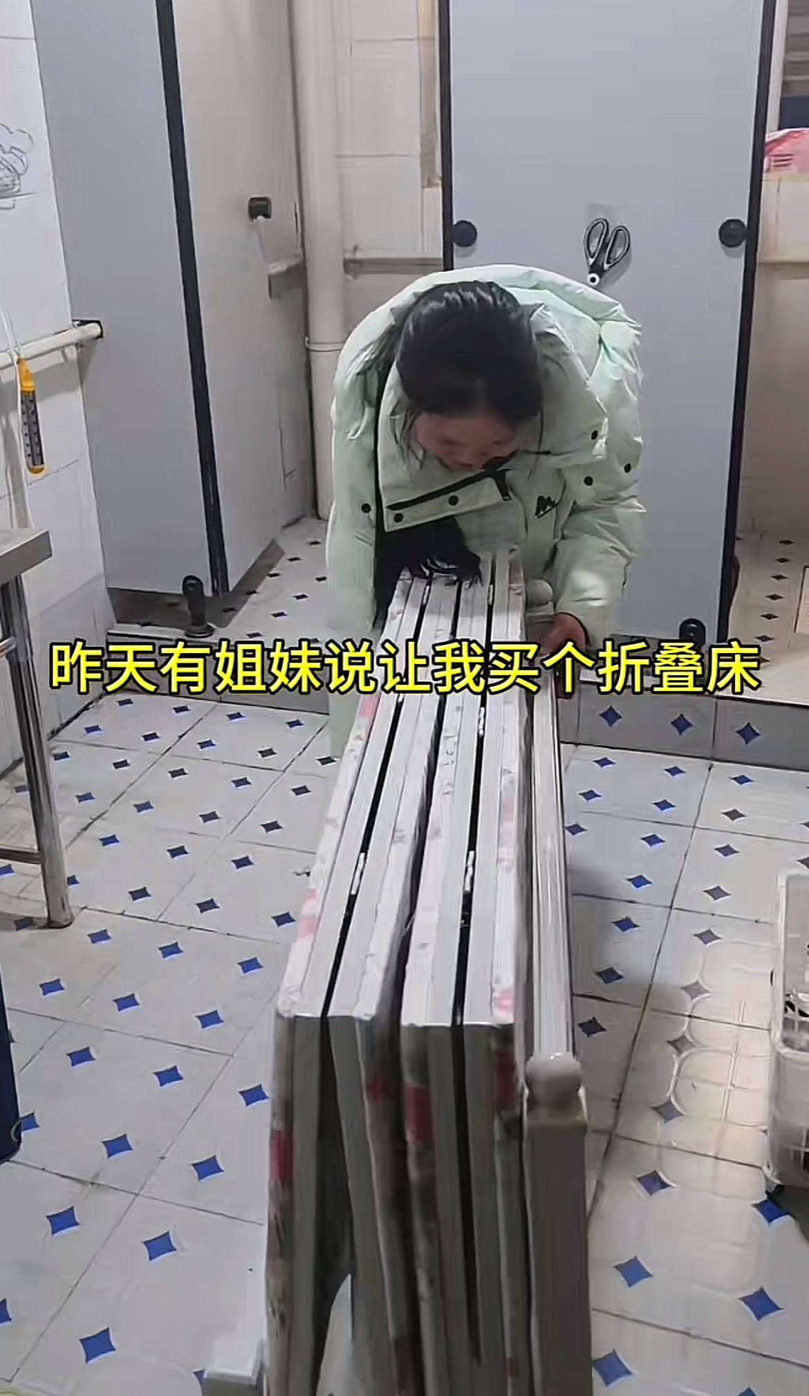 00后女生50块租下公司6平米卫生间起居睡觉,当事人:不是苦自己,怎么方便怎么来