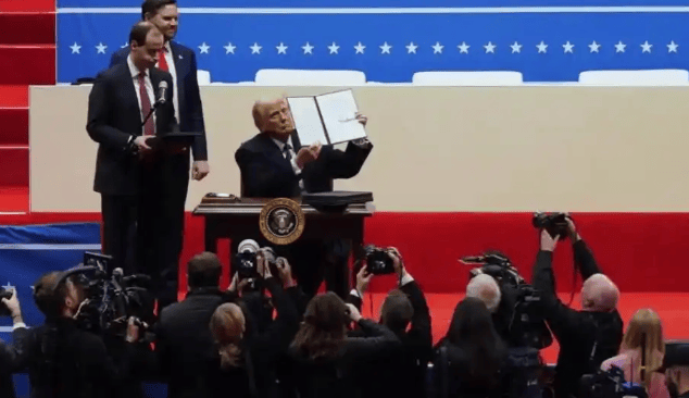 挂断中方电话后，美定调反华，中方强势发声，一旦动手就是“灾难”