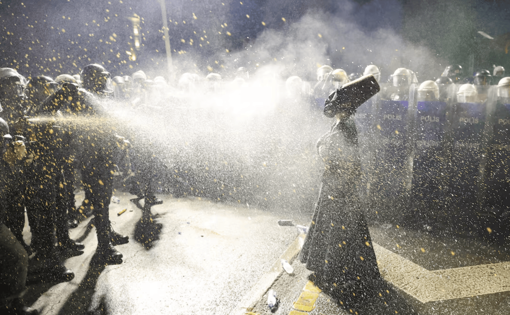 土耳其大规模抗议引发金融巨震：股市暴跌、汇率崩盘，交易所紧急调整交易规则