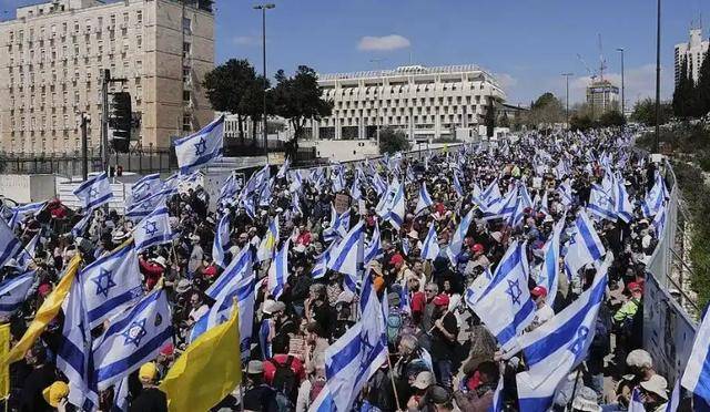 曝以色列可能爆发内战 数万名以色列人加入了反政府抗议活动