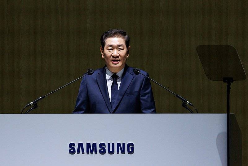 三星电子联席CEO韩宗熙突发心脏病去世，公司股价跌0.5%