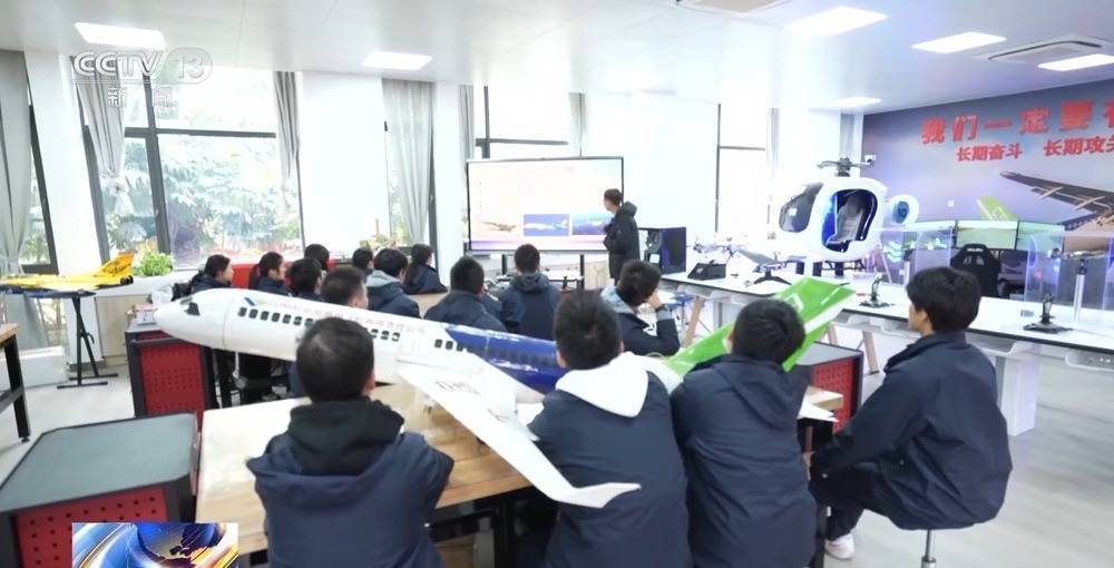 和机器狗赛跑、在科考船上课 这些中小学科学课太酷啦!