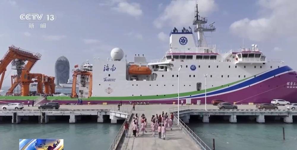 和机器狗赛跑、在科考船上课 这些中小学科学课太酷啦!