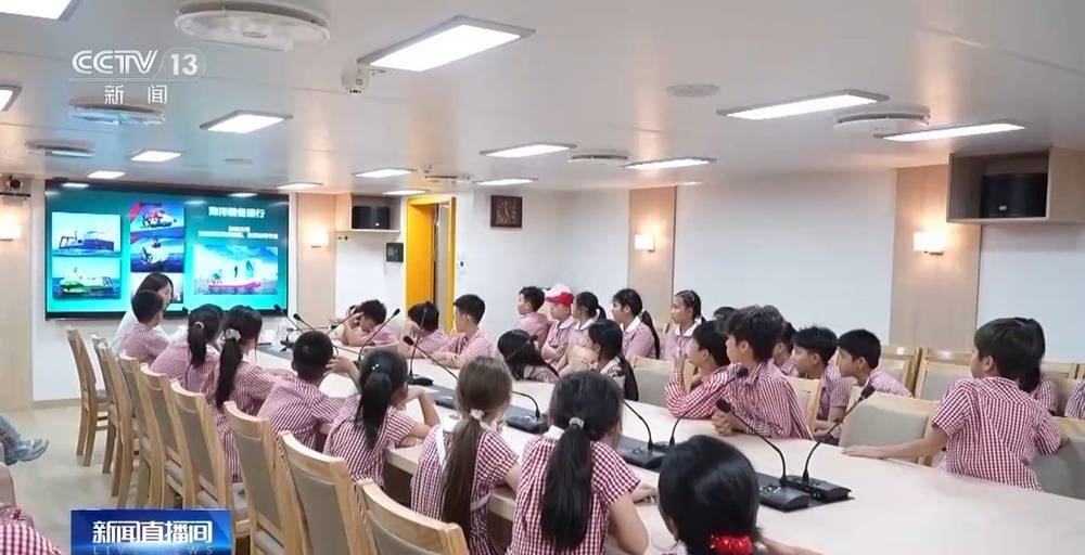 和机器狗赛跑、在科考船上课 这些中小学科学课太酷啦!