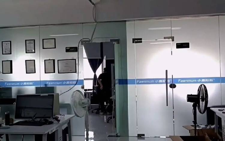 全天禁止员工用手机、出大门，违反就要打扫卫生？小鹿妈妈被立案调查