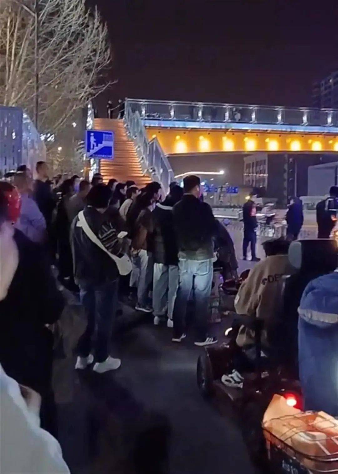 男子过天桥时突发意外，不幸身亡！多方回应