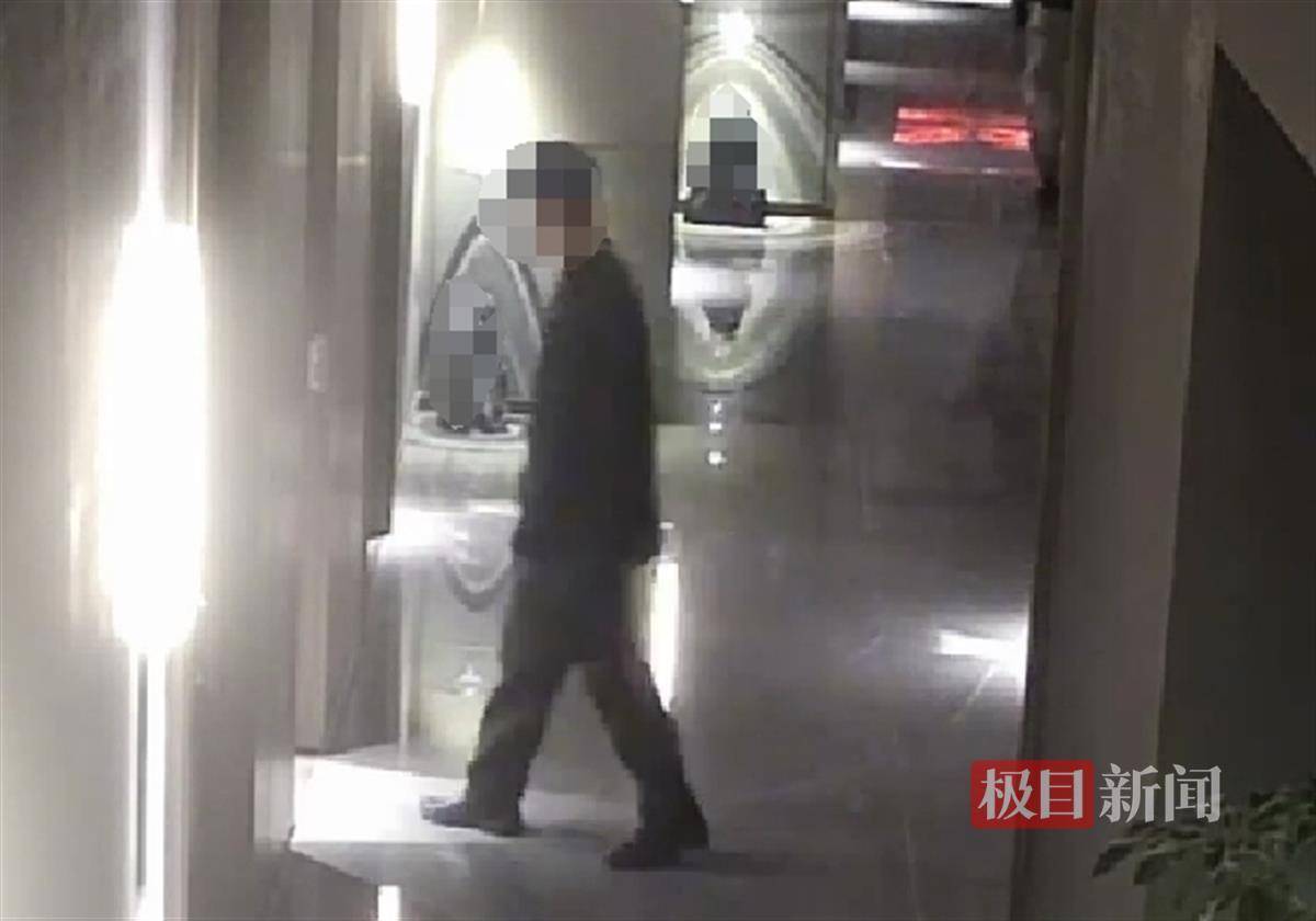 武汉一女子在艺术餐厅请客，飞天茅台竟被服务员暗中调包！两人被警方采取刑事强制措施