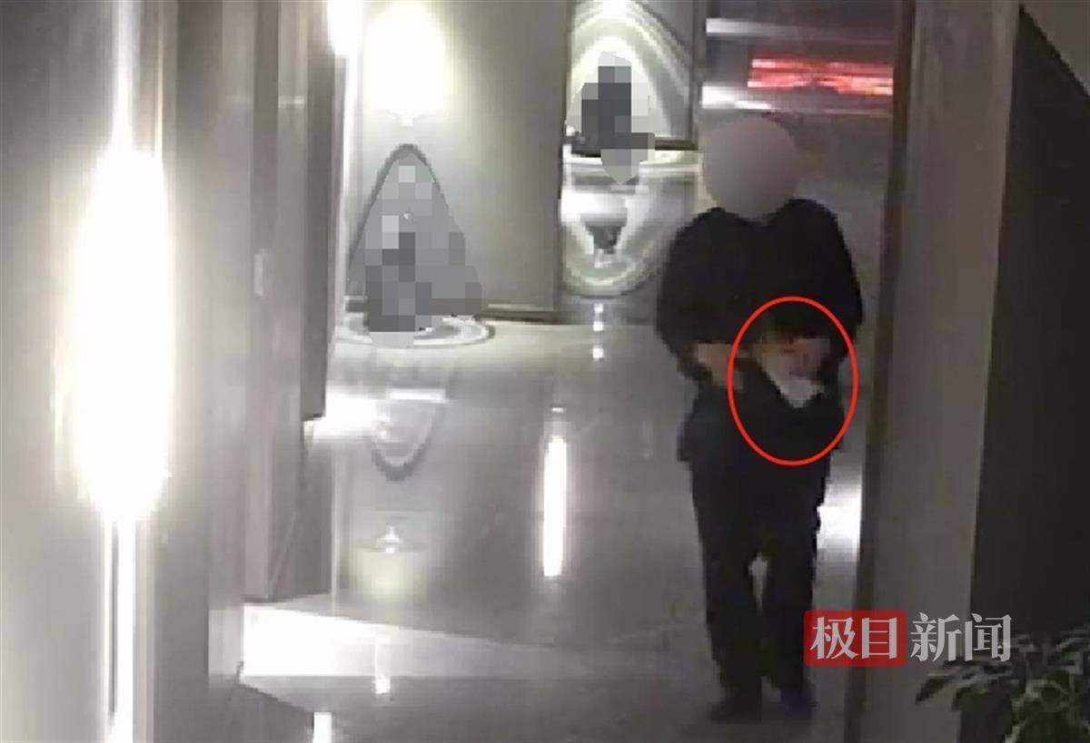 武汉一女子在艺术餐厅请客,飞天茅台竟被服务员暗中调包!两人被警方采取刑事强制措施