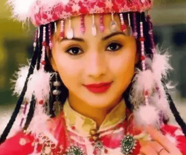 25岁去世的“香妃”，箫剑为她扫墓二十多年，父亲与哥哥先后离世