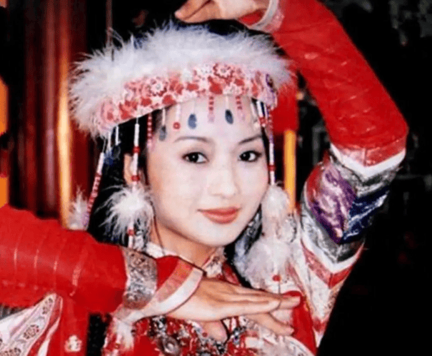 25岁去世的“香妃”，箫剑为她扫墓二十多年，父亲与哥哥先后离世