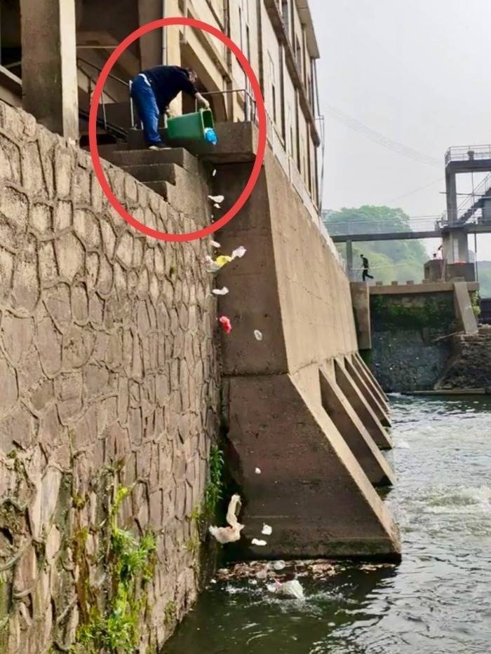 湖南醴陵一水电站员工往水中倾倒垃圾 当地回应:已处理当事人