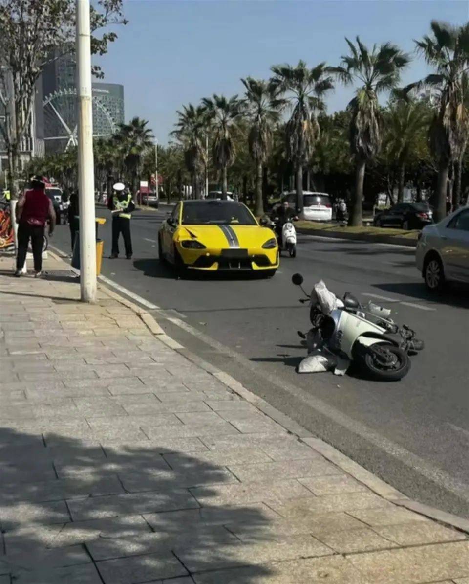 福建泉州一小米SU7 Ultra撞上电动车致26岁女生重伤,疑似受害者妹妹发声:姐姐送医治疗20余天,现已去世