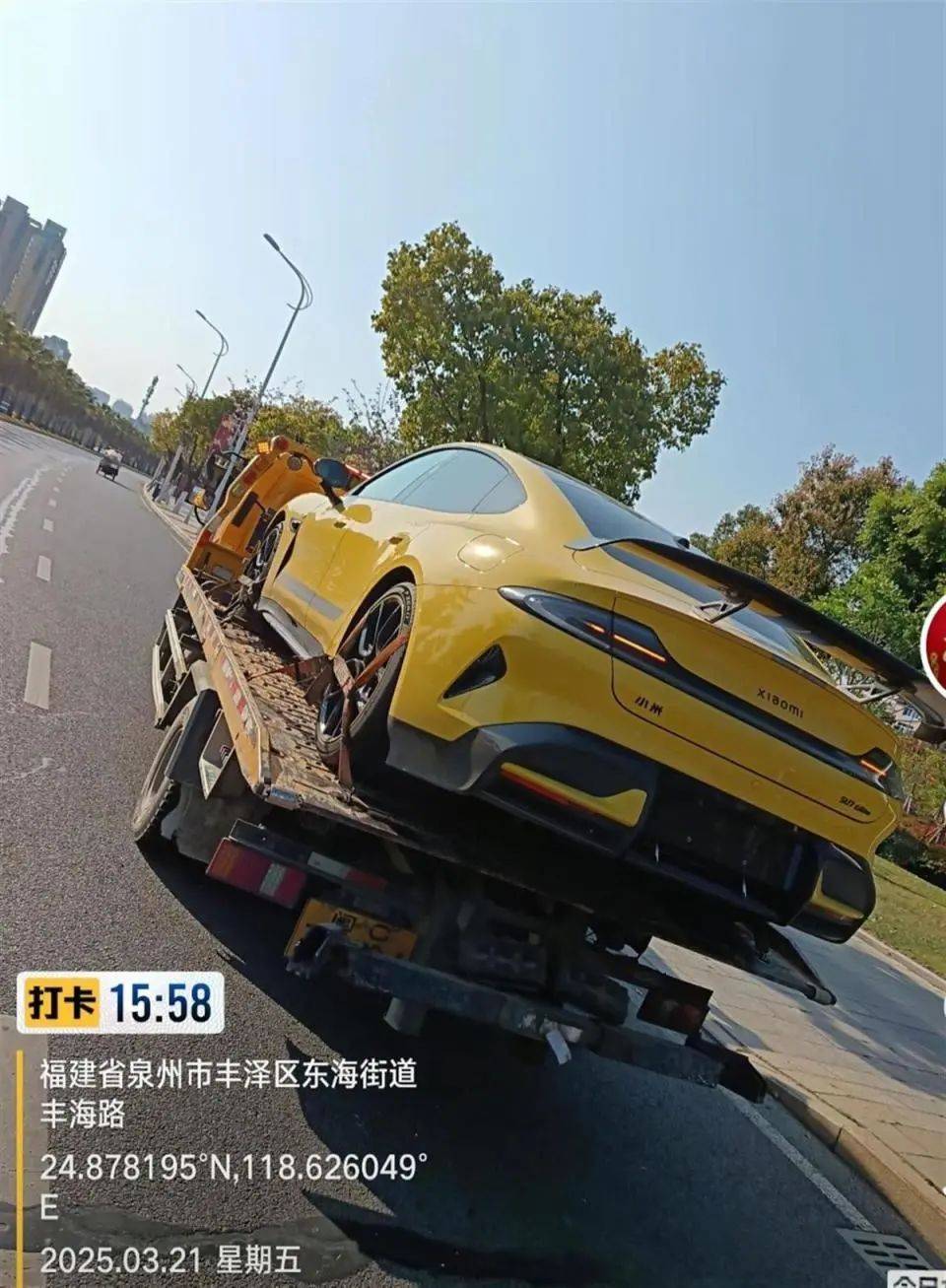 福建泉州一小米SU7 Ultra撞上电动车致26岁女生重伤,疑似受害者妹妹发声:姐姐送医治疗20余天,现已去世