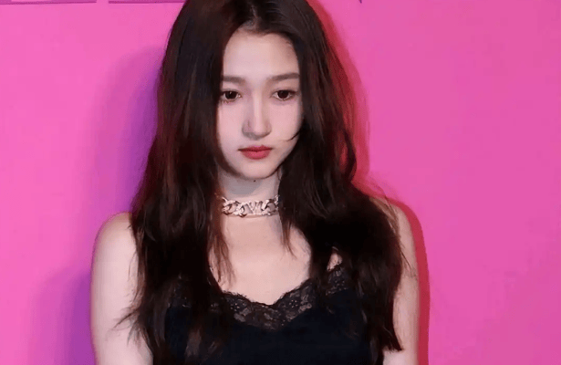 关晓彤媒体前正式回应分手，一句话让网友看清楚！7年不是恋爱脑