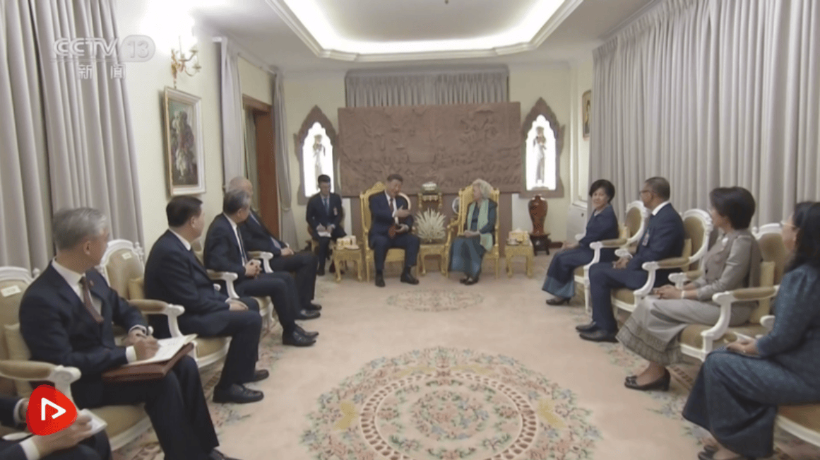 习近平会见柬埔寨太后莫尼列