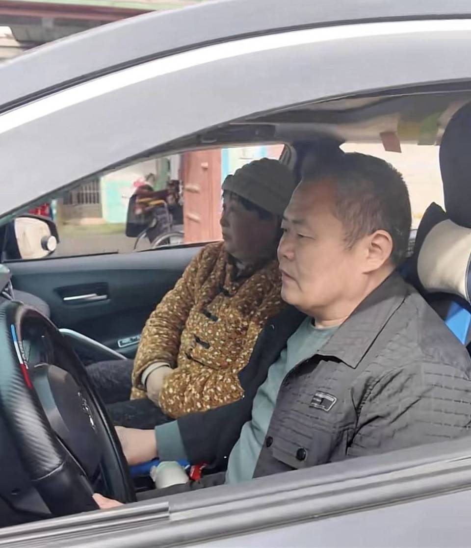 “家中无人照顾,只能随车同行”,山东一司机带着车祸受伤妻子跑网约车,乘客暖心留言