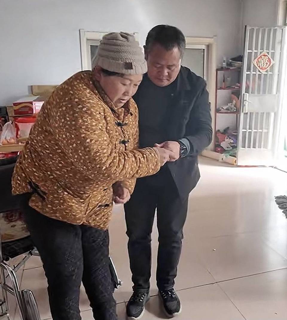 “家中无人照顾,只能随车同行”,山东一司机带着车祸受伤妻子跑网约车,乘客暖心留言