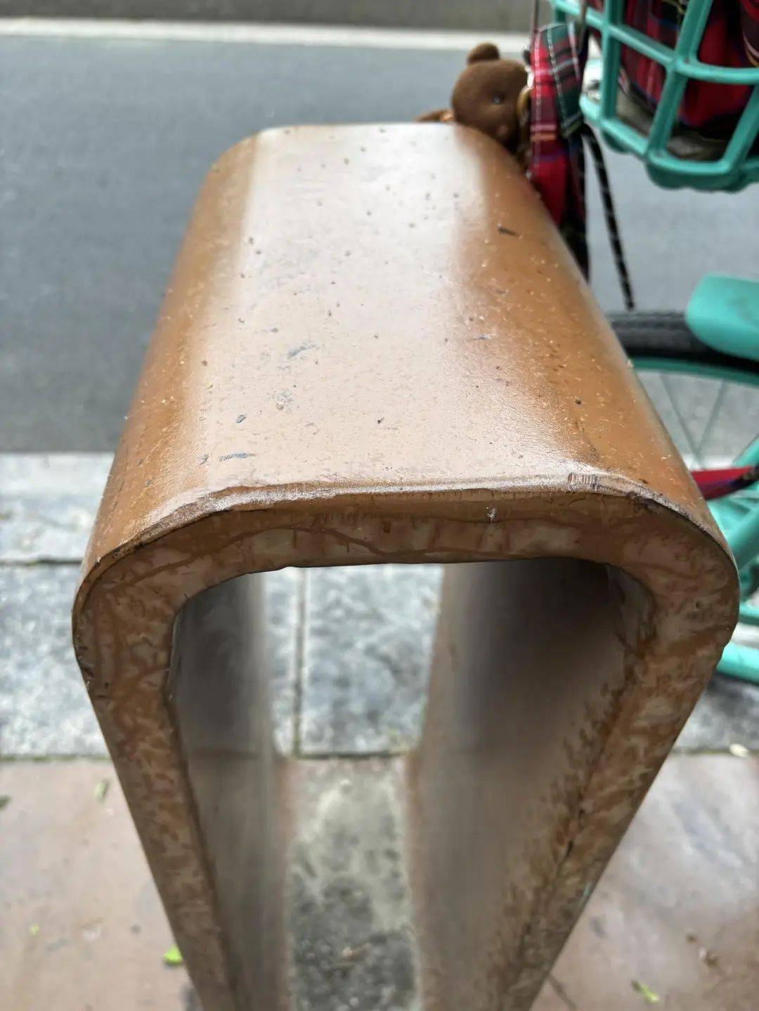 擦不掉，根本擦不掉！杭州女子家门口遭“暗算”：这是啥？