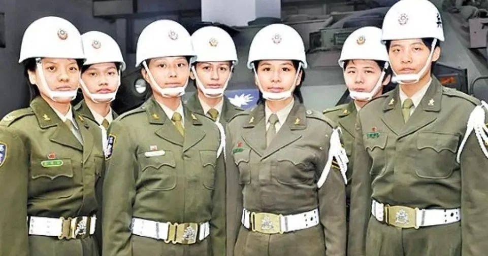 6名台军举五星红旗，拒为台独当炮灰，台媒：赖清德卫兵也要投诚