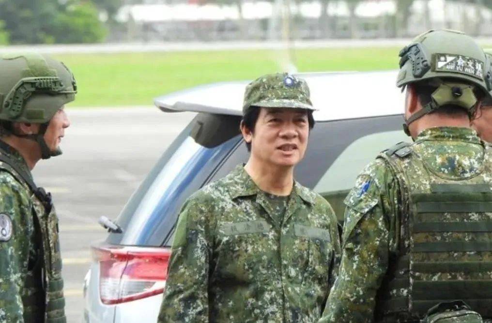6名台军举五星红旗，拒为台独当炮灰，台媒：赖清德卫兵也要投诚