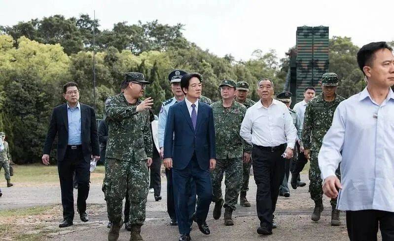 6名台军举五星红旗，拒为台独当炮灰，台媒：赖清德卫兵也要投诚