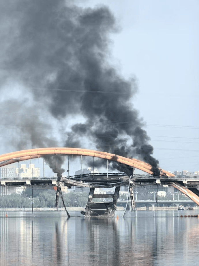 北京顺义潮白河大桥发生火情并部分坍塌,官方回应