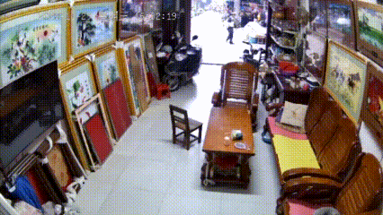 “交警持棍击倒电动车”处理结果披露：相关责任人被免职，涉事警员被辞退