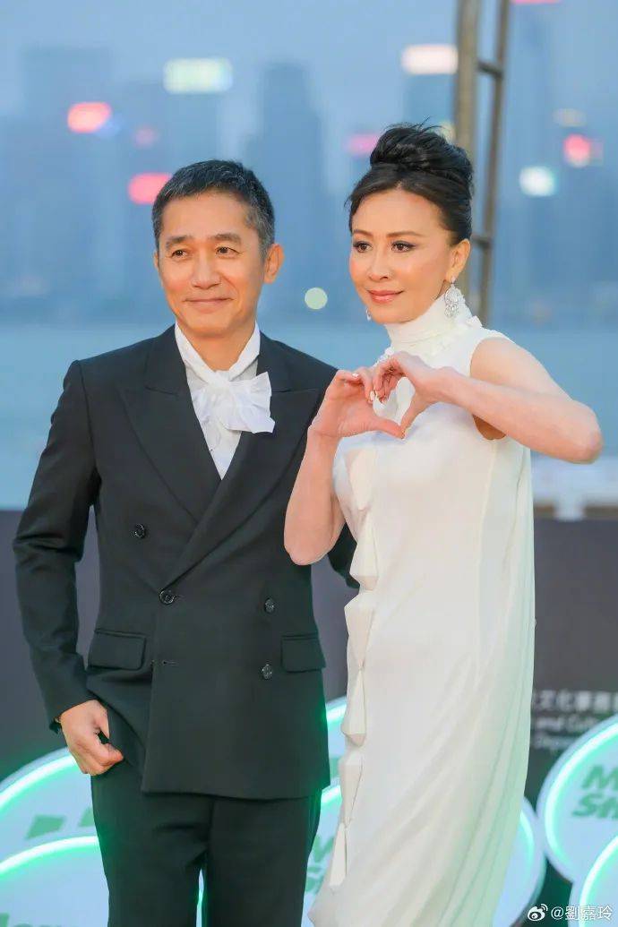 刘嘉玲连发10多张梁朝伟照片:他都不知道自己帅!头发白了也不肯染