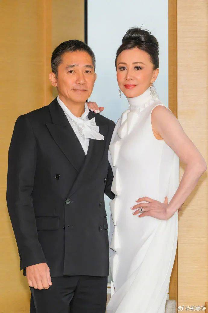 刘嘉玲连发10多张梁朝伟照片:他都不知道自己帅!头发白了也不肯染