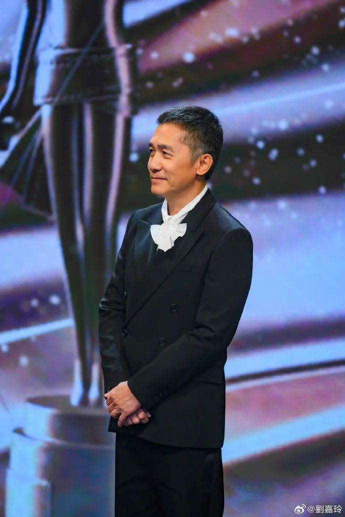 刘嘉玲连发10多张梁朝伟照片:他都不知道自己帅!头发白了也不肯染