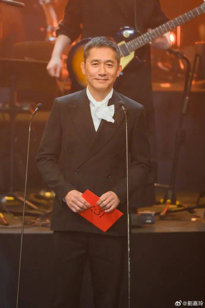 刘嘉玲连发10多张梁朝伟照片:他都不知道自己帅!头发白了也不肯染