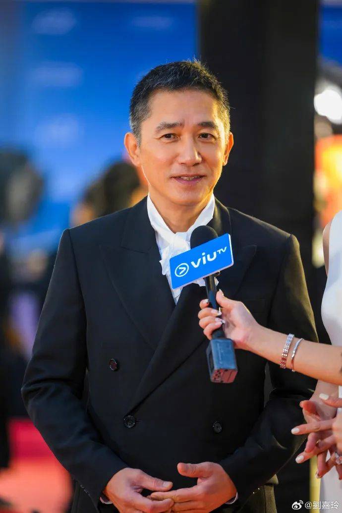 刘嘉玲连发10多张梁朝伟照片:他都不知道自己帅!头发白了也不肯染