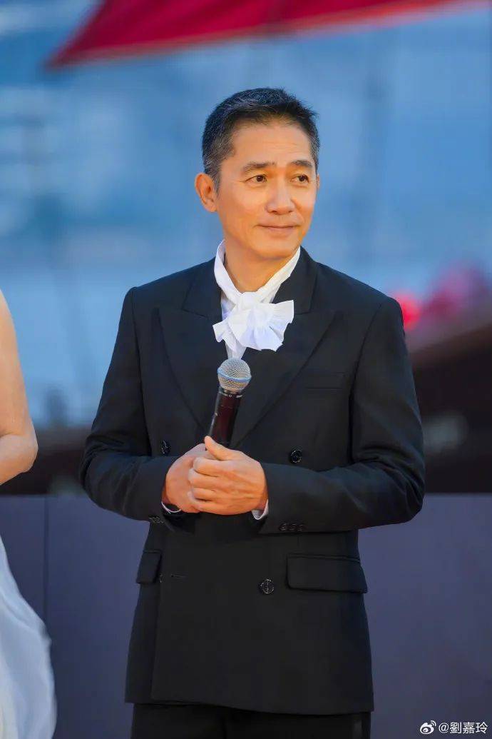 刘嘉玲连发10多张梁朝伟照片:他都不知道自己帅!头发白了也不肯染