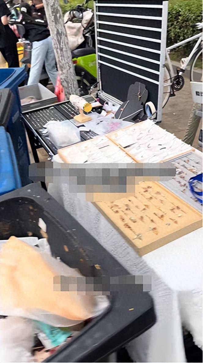 合肥女子交费摆摊遭管理人员刁难,多方回应